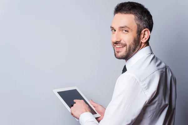 Gömlek ve kravat dijital tablet üzerinde çalışan adam — Stok fotoğraf