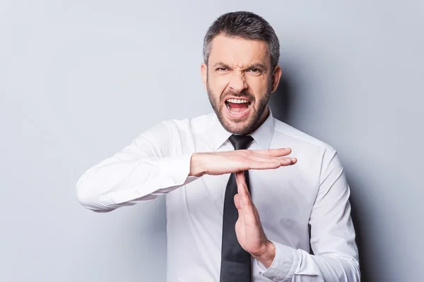 Hombre con camisa y corbata haciendo un gesto de tiempo fuera — Foto de Stock