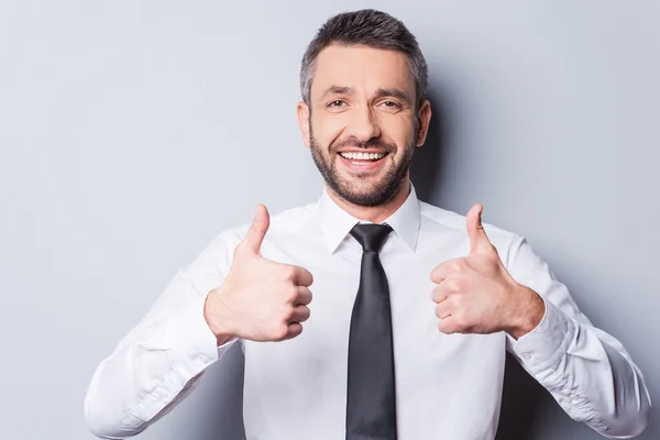 Uomo in camicia e cravatta mostrando i pollici in su — Foto Stock