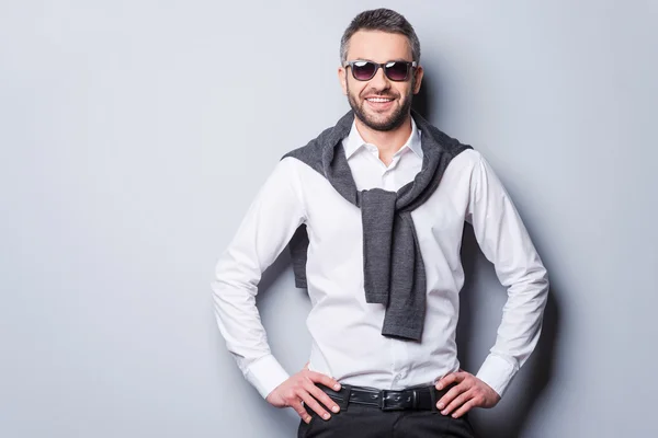 Uomo in abbigliamento casual intelligente e occhiali da sole — Foto Stock