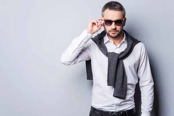 Hombre ajustando sus gafas de sol — Foto de Stock