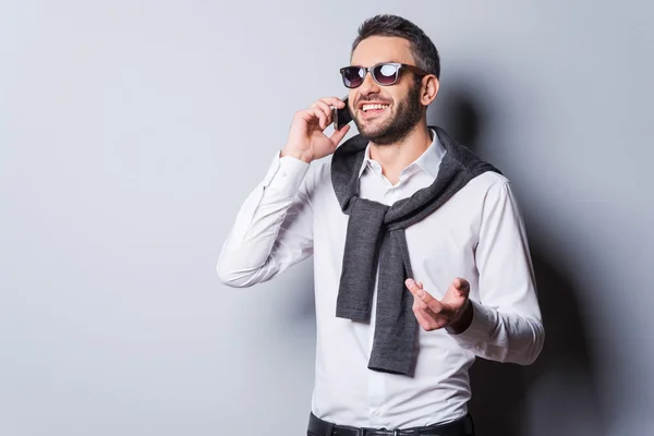 Homem falando no celular — Fotografia de Stock