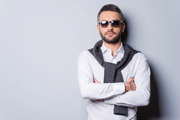 Uomo in occhiali da sole e abbigliamento casual intelligente — Foto Stock