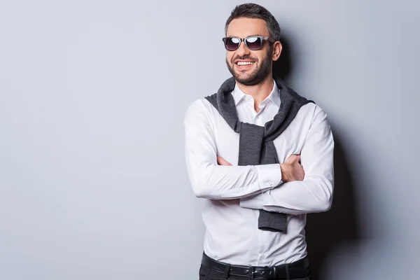 Uomo in occhiali da sole e abbigliamento casual intelligente — Foto Stock