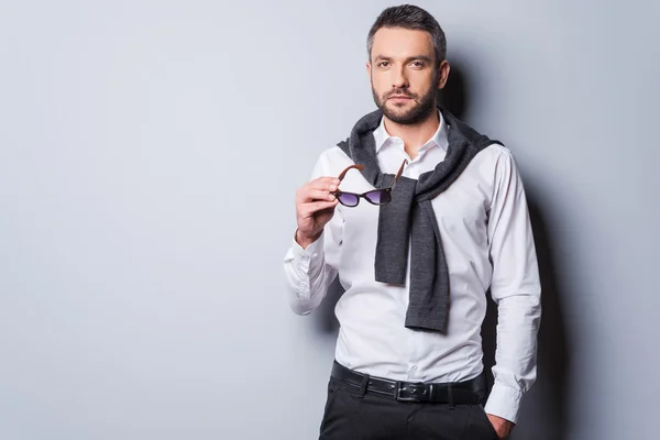サングラス ound を保持しているスマート カジュアルな服装での男 — ストック写真