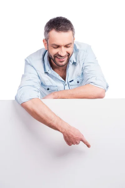 Man in casual wear leaning at copy space — Stock Photo, Image