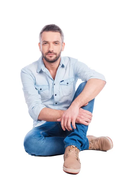 Uomo in abbigliamento casual seduto sul pavimento — Foto Stock