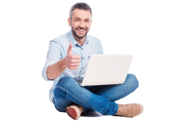 Man  sitting on the floor with laptop — Stock Photo, Image