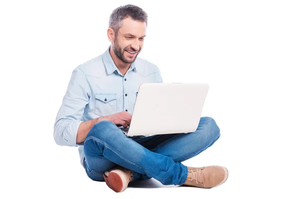 Man sitting on the floor with laptop — Stock Photo, Image