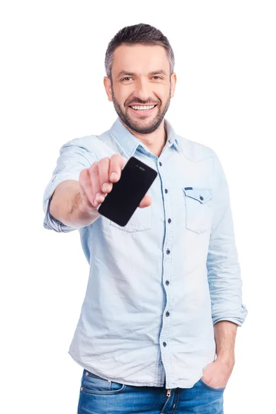 Mann in Freizeitkleidung zeigt Smartphone — Stockfoto