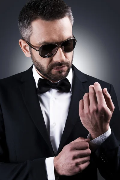 Mature man in sunglasses adjusting sleeve — Stock Photo, Image