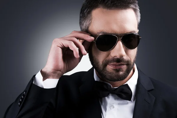 Mature man adjusting his sunglasses — Stock Photo, Image