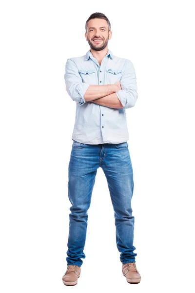 Hombre en ropa casual manteniendo los brazos cruzados — Foto de Stock