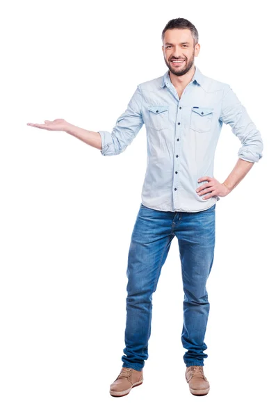 Homem de uso casual segurando espaço de cópia — Fotografia de Stock