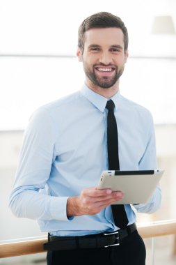 Genç işadamı holding dijital tablet