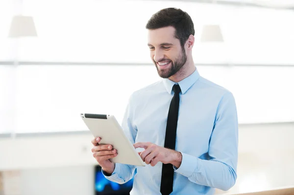 Businessman working on digital tablet — Stock Photo, Image