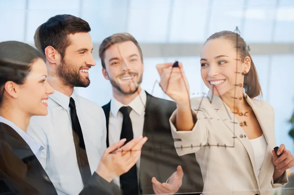 Joven empresaria dibujando un gráfico sobre vidrio — Foto de Stock