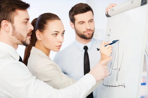 Business people discussing graph — Stock Photo, Image