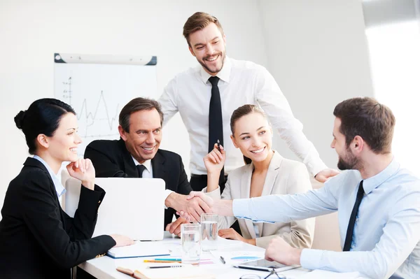 Geschäftsleute in Formalbekleidung sitzen am Tisch — Stockfoto