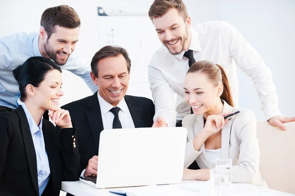 Zakenmensen op zoek naar laptop — Stockfoto