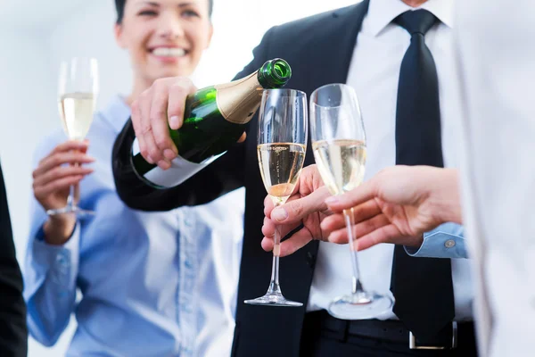 Geschäftsleute halten Flöten mit Champagner — Stockfoto