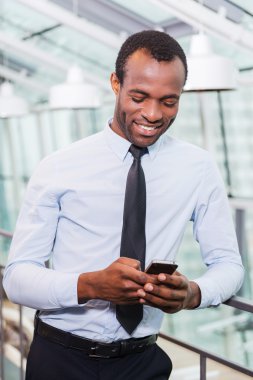 Gömlek ve kravat cep telefonu tutan Afrika adam