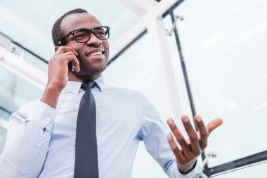 Gömlek ve kravat cep telefonu üzerinde konuşurken Afrika adam