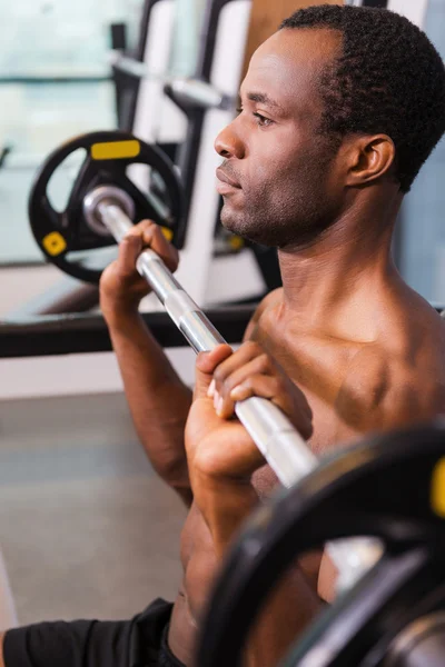 Africký muž na bench pressu — Stock fotografie