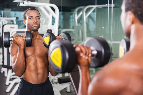 Afrika adam dumbbells ile eğitim — Stok fotoğraf