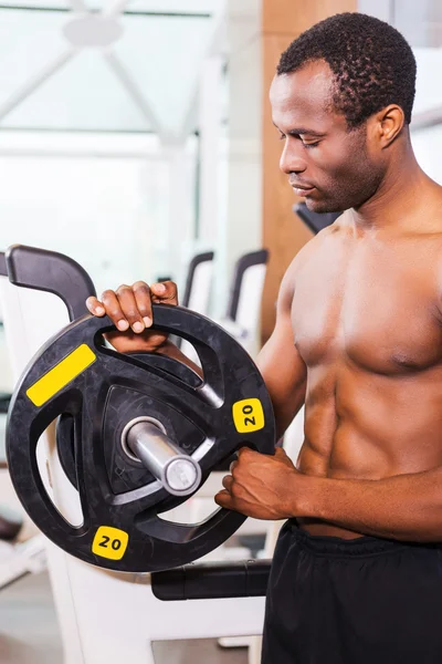 Muskulös afrikanska man i gym — Stockfoto