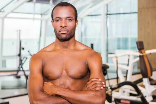 Zelfverzekerde jonge Afrikaanse man in gym — Stockfoto