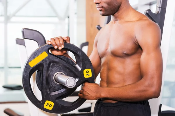 Uomo africano muscolare in palestra — Foto Stock