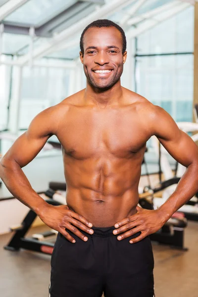 Afrykański mężczyzna stojący w siłowni — Zdjęcie stockowe