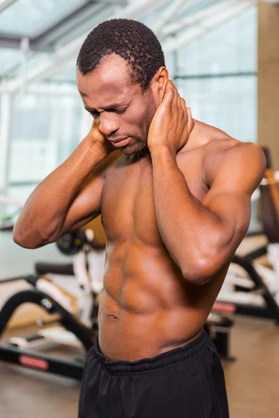 Gefrustreerd jonge Afrikaanse man in gym — Stockfoto