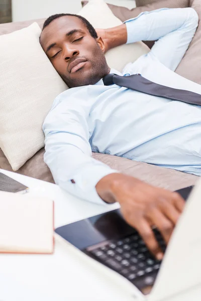 Africano homem dormindo no sofá — Fotografia de Stock