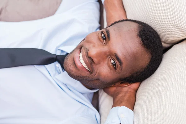 Afrikansk man liggande på soffan — Stockfoto