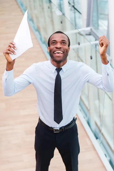 Lykkelig ung afrikaner i skjorte og slips – stockfoto