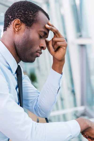 Frustrado homem africano em camisa e gravata — Fotografia de Stock