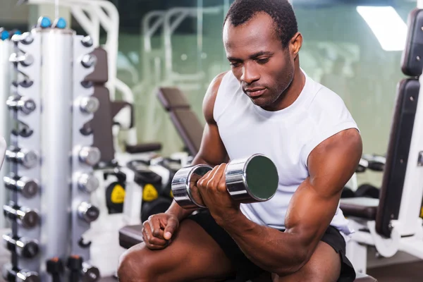 Hombre africano entrenando con mancuerna — Foto de Stock