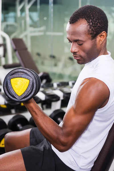 Hombre africano entrenando con mancuerna — Foto de Stock