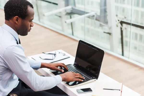 Africain en vêtements de formalerie de travail sur ordinateur portable — Photo