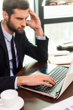 Laptop arıyorum takım elbiseli genç adam
