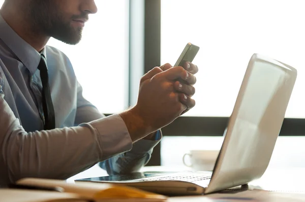 Mannen i skjorta och slips holding mobiltelefon — Stockfoto