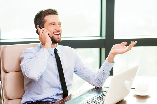 Man in overhemd en stropdas praten over de telefoon — Stockfoto