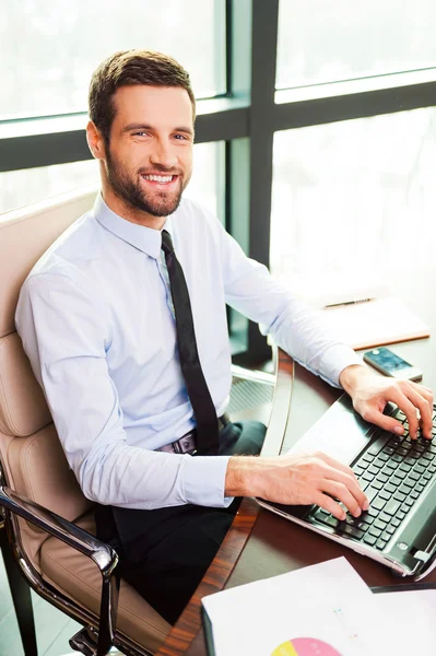 Homem de camisa sentado no local de trabalho — Fotografia de Stock