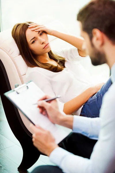 Depressieve vrouw en man schrijven in Klembord — Stockfoto