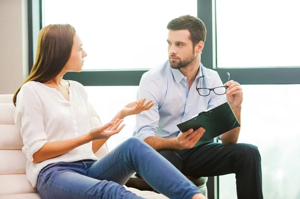 Femme inquiète assise et psychiatre masculin — Photo