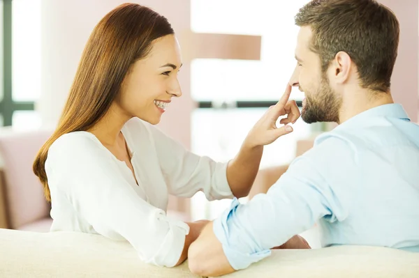 Loving couple sitting on the couch — Stock Photo, Image