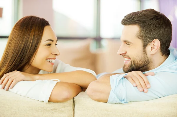 Amante casal sentado juntos no sofá — Fotografia de Stock