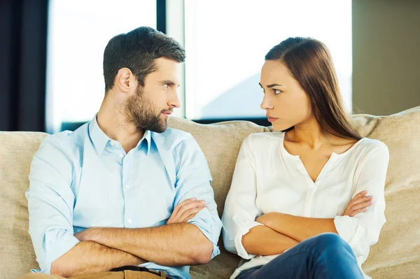 Irritado jovem casal no sofá — Fotografia de Stock